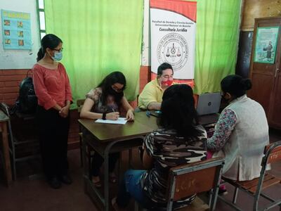 Padres e integrantes de la comunidad educativa de la Escuela Municipal Santa Teresita de Capiatá realizaron sus consultas a profesionales de derecho.