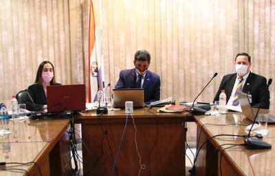 El senador liberal Víctor Ríos (centro), en una de las reuniones de la comisión de Asuntos Constitucionales con los funcionarios Humberto Fernández y Rossana Oviedo.