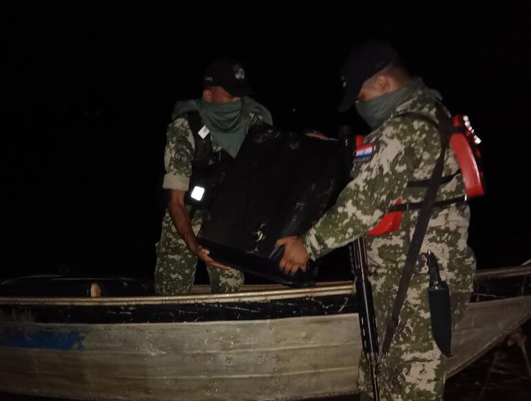 Personal de la Armada encontró anoche una carga de cigarrillos a orillas del lago de Itaipú.