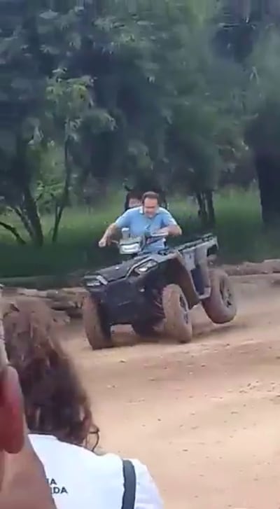 El candidato al senado por Patria Querida, Orlando Penner, captado en vídeo manejando imprudentemente un vehículo junto a quien sería una menor indígena.