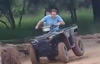 El candidato al senado por Patria Querida, Orlando Penner, captado en vídeo manejando imprudentemente un vehículo junto a quien sería una menor indígena.