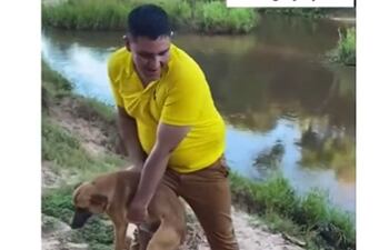 Un indefenso y asustado perrito fue arrojado al arroyo por un inadaptado en Colonia Independencia, ayer 1 de enero.
