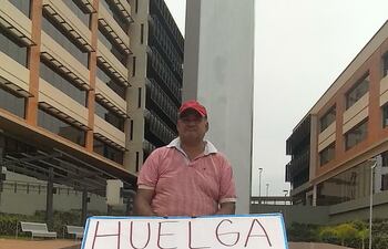 Rubén Darío Díaz Gómez, desde este martes inicia una huelga de hambre frente al Palacio de Justicia.