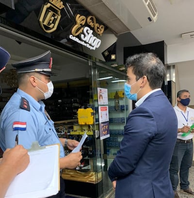 El director de Defensa del Consumidor y agentes policiales durante el cierre del local.