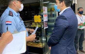 El director de Defensa del Consumidor y agentes policiales durante el cierre del local.