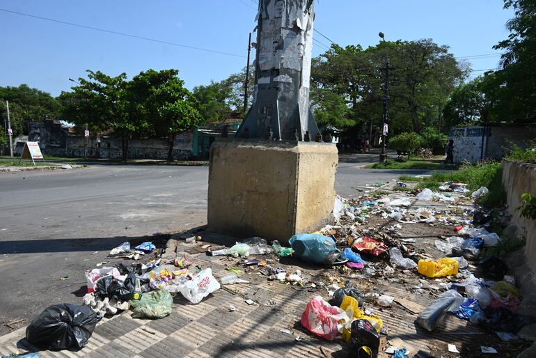 La basura esparcida en las esquinas de la avenida 21 Proyectada es una constante.  