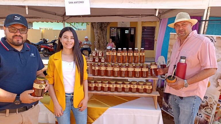 El intendente de La Colmena Sergio Galeano, en compañía de productores de miel de abeja