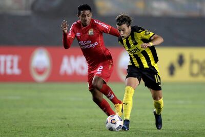 Agustín Canobbio Graviz (d) de Peñarol disputa el balón con Hugo Alexis Ademir Ángeles Chávez (i) de Sport Huancayo, durante un partido del grupo E por la Copa Sudamericana hoy, en el estadio Monumental de la "U", en Lima (Perú).