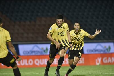 Comienza el festejo de José Florentín luego de anotar el gol que llevo a Guaraní a la final