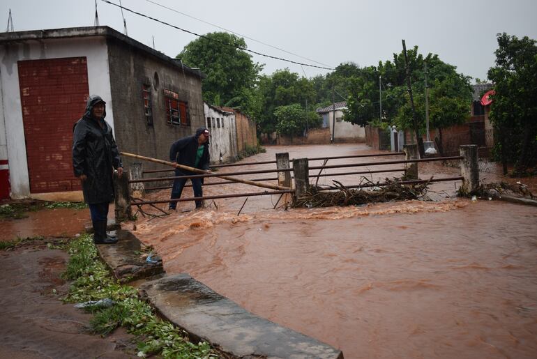 El deborde del arroyo Capilla inundó varias viviendas del barrio San José de Carapeguá