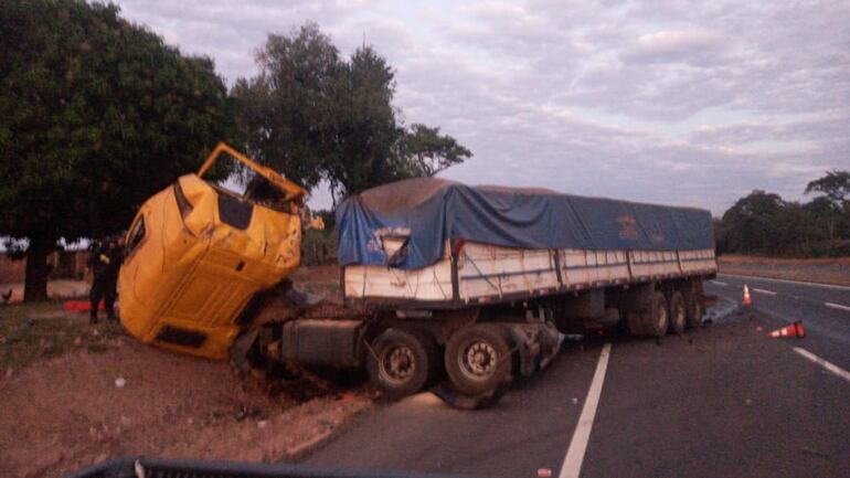 Camión en el que circulaban las víctimas del accidente en Caaguazú.