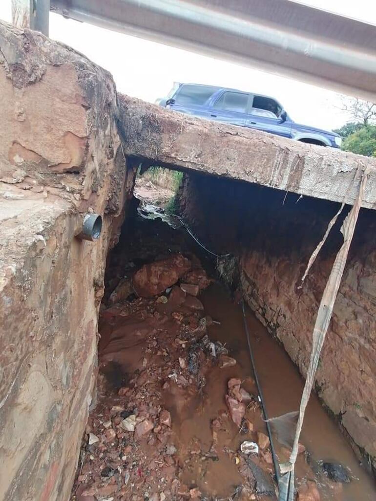 La estructura de la pasarela está bastante comprometida.