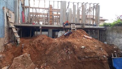 Derrumbe de construcción en barrio Jara.