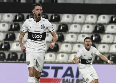 Alejandro Silva (i) festeja el tanto de penal contra Sportivo Ameliano por la quinta fecha del torneo Clausura 2022 del fútbol paraguayo.