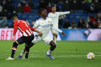 El delantero del Athletic Club, Álex Belenguer (i), intenta cortar el avance del centrocampista francés del Real Madrid, Eduardo Camavinga, durante el encuentro aplazado de la novena jornada de Primera División disputado hoy miércoles en el estadio Santiago Bernabéu, en Madrid.