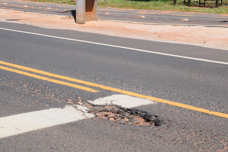 Calle Ramal también está minada de baches.