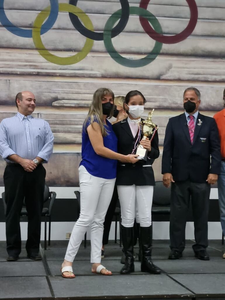 Mónica Vargas , campeona de 0.90 menores. (Gentileza)