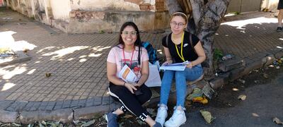 Las censistas Jesica y Sofía esperan en una esquina de Barrio Obrero, Asunción. "La gente todavía no se levanta", contaron.