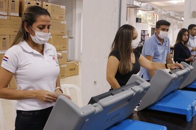 Funcionarios de la Justicia Electoral verifican las máquinas de votación que serán utilizadas en las próximas elecciones.
