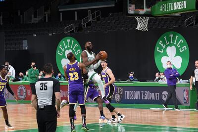 Los Lakers derrotaron a los Celtics en la NBA