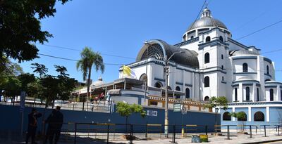 Policías realizan control de acceso a la Basílica desde ayer. El propósito es evitar la entrada de personas de grupos vulnerables.