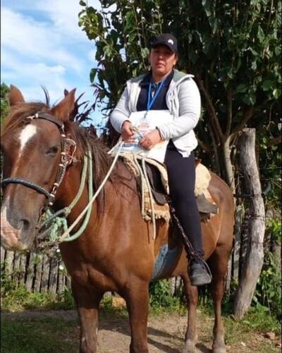 La voluntaria Laura Rojas, montó a caballo para llegar a los poblados más lejanos del distrito de Tacuaras- Ñeembucú.