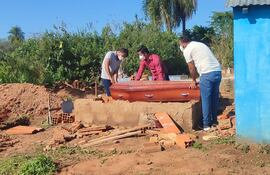 la jueza María Isabel Dávalos autorizó la exhumación del cuerpo de una mujer que luego de dar a Luz falleció por complicaciones posparto en el hospital de Curuguaty