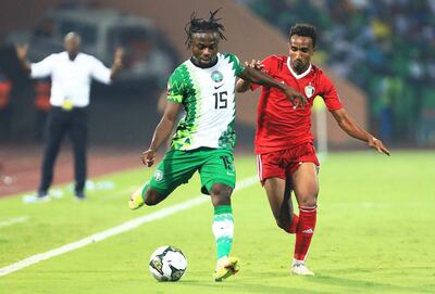 Moses Simon (i), de Nigeria, se dispone a rematar el balón ante la marca del defensor de Sudán, Mustafa Ahmed Saeed Elfadni.