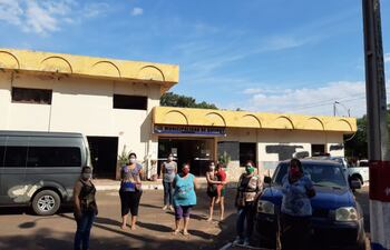 Los padres exigen la entrega del kit de alimentos.