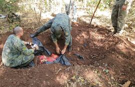 Marihuana enterrada hallada en un sector de la colonia Estrella, a unos 60 kilómetros de Pedro Juan Caballero.