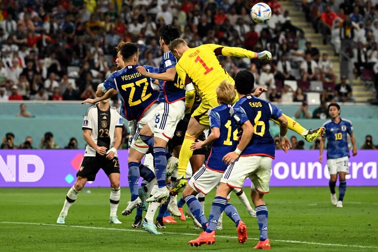 En tiempo de descuento, el arquero alemán Manuel Neuer se lanzó al ataque en busca del empate y casi pudo conectar de cabeza en una jugada de tiro esquina.