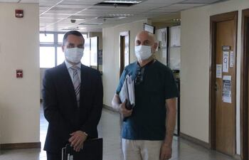 El abogado Alfredo Delgado y el capitán Rubén Valdez, en ocasión de la audiencia preliminar en la que se resolvió admitir la acusación fiscal.