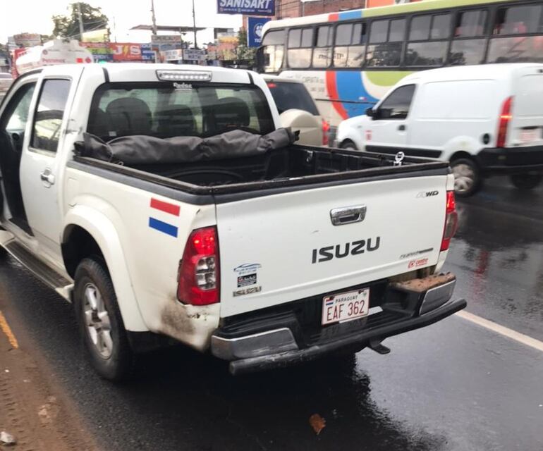 El vehículo del Ministerio de Salud que también se vio involucrado en el percance sobre la ruta Transhcaco.