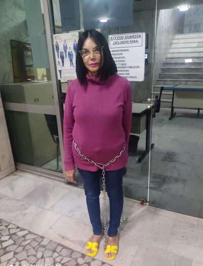 Mónica Castañe, mamá de Belén Whittingslow, encadenada frente al Palacio de Justicia.