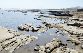 En el puerto de Villeta sobresalen enormes rocas por la bajante del río Paraguay.