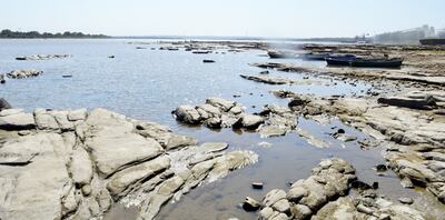 En el puerto de Villeta sobresalen enormes rocas por la bajante del río Paraguay.