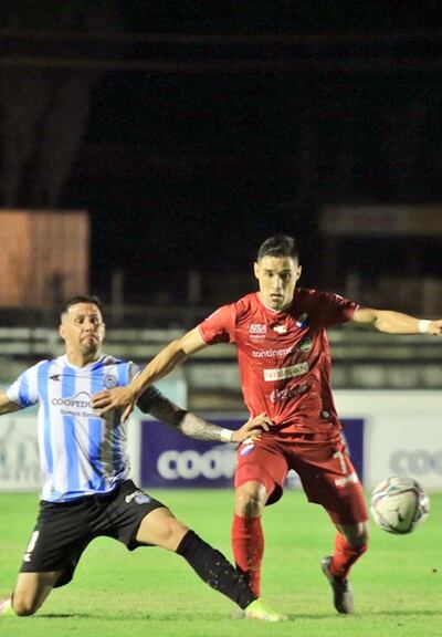 Pésima iluminación y condiciones del campo juego como también un mal partido. El albo de rojo, Argüello puja con Mendoza, en el Parque.