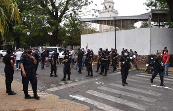 Policías tratan de calmar los ánimos entre los manifestantes colorados y liberales, frente a la municipalidad de Ñemby.
