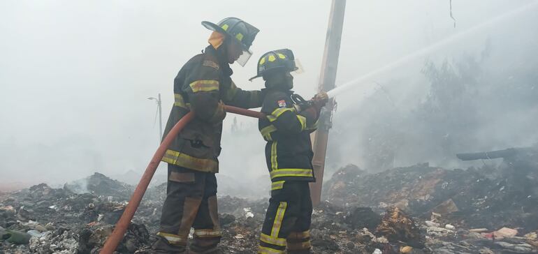 Bomberos trabajan arduamente para poder sofocar el incendio en el vertedero de Encarnación.