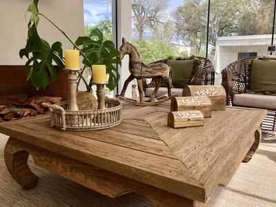 Combinación de madera y plantas.