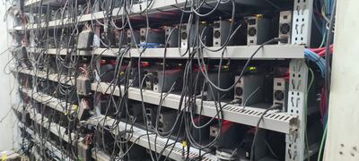 Al menos unos 200 aparatos procesadores de criptomonedas fueron encontrados en el lugar.