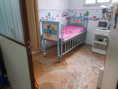 Tras el temporal de esta madrugada el Hospital Pediátrico Niños de Acosta Ñu quedó en esta situación.