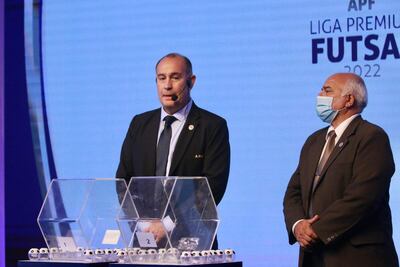 José Luis Alder y Hernán Olmedo, directivos que realizaron el sorteo de grupos y juegos de la Premium.