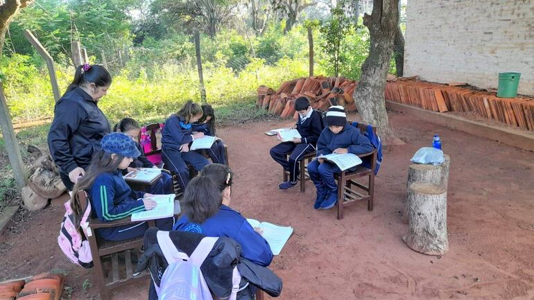 Escuela María Auxiliadora de Carapeguá, ante obras mal hechas e inconclusas, los alumnos deben dar clases bajo los árboles.