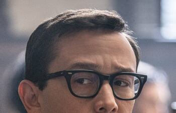 Joseph Gordon-Levitt en una escena de "El juicio de los 7 de Chicago".