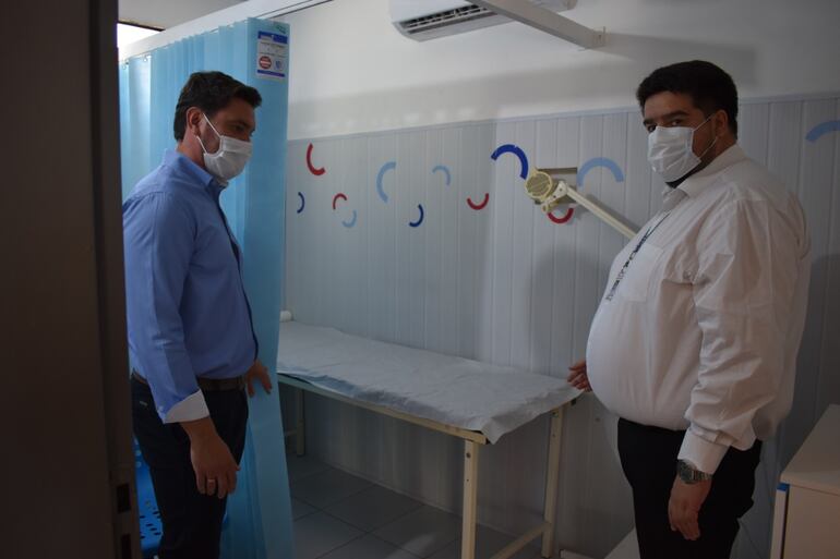 El director de la Undécima Región Sanitaria, Dr. Roque Silva (d), observando el consultorio junto al director del Hospital de Fernando de la Mora, Dr. Iván Battaglia (i).