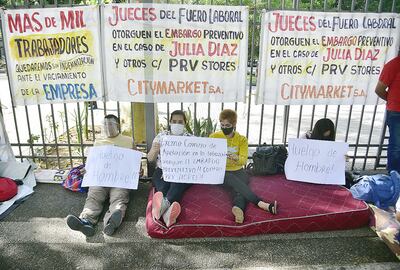 Los huelguistas se apostaron frente al Palacio de Justicia.