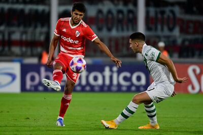 Robert Rojas (i) en acción durante el partido que River le ganó a Banfield.