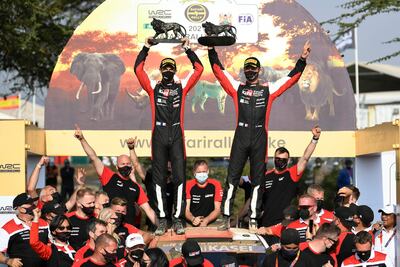 Sébastien Ogier (d) y Julien Ingrassia disfrutan con el equipo del gran triunfo en Kenia (AFP).