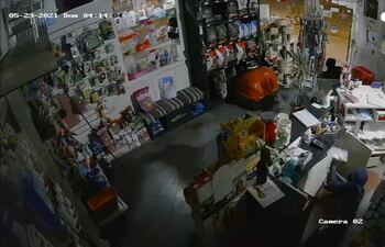 Así operaba Arnaldo Gimenez Penayo, arrastrandose por el suelo para robar.